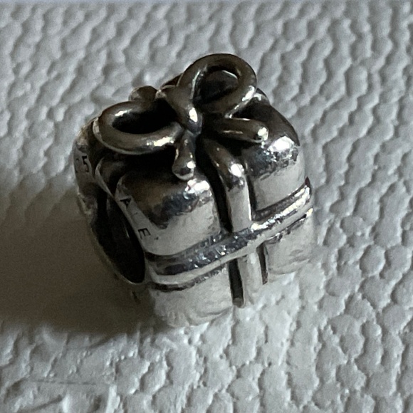 Pandora Silver Gift Charm Bracelet - Picture 1 of 4